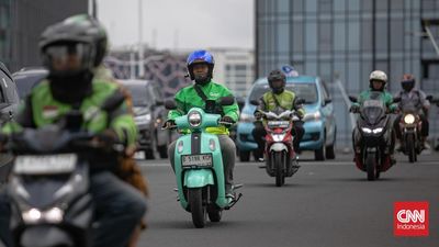 Pengemudi ojek online melitasi jalanan Jakarta, Senin (10/2/2025). Pemerintah melalui Kementerian Ketenagakerjaan (Kemnaker) sedang mengkaji kebijakan apakah para driver ojek online (ojol) bisa mendap