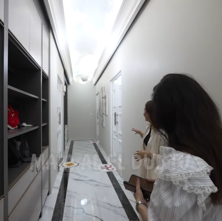 <p>Untuk kamar anak-anak, artis yang akrab disapa Wendah ini memilih untuk menjadikannya area yang lebih privat. Ia membuat kamar ketiga anaknya menyerupai apartemen atau indekos. (Foto: YouTube MAIA ALELDUL TV)</p>
