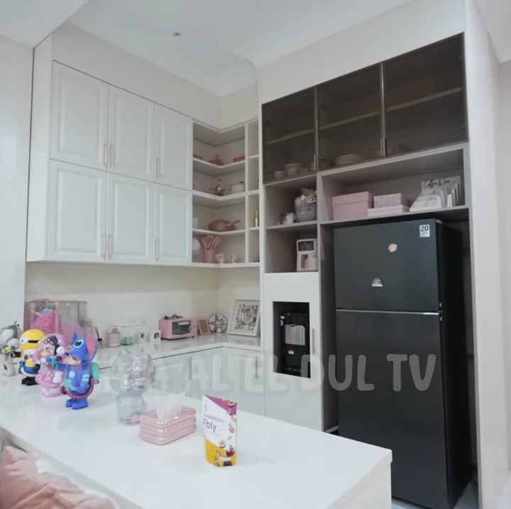 <p>Sarwendah menyebut rumahnya memiliki empat buah dapur dengan fungsi berbeda. Bahkan, para asisten rumah tangganya punya area dapurnya sendiri. (Foto: YouTube MAIA ALELDUL TV)</p>