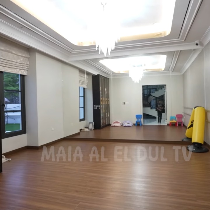 <p>Setelah memasuki rumah, Bunda bisa melihat sebuah studio besar yang dimanfaatkan sebagai area berlatih balet kedua putrinya, Thalia dan Thania. Tidak hanya itu, area ini juga kerap dijadikan tempat bermain bersama hewan peliharaannya. (Foto: YouTube MAIA ALELDUL TV)</p>