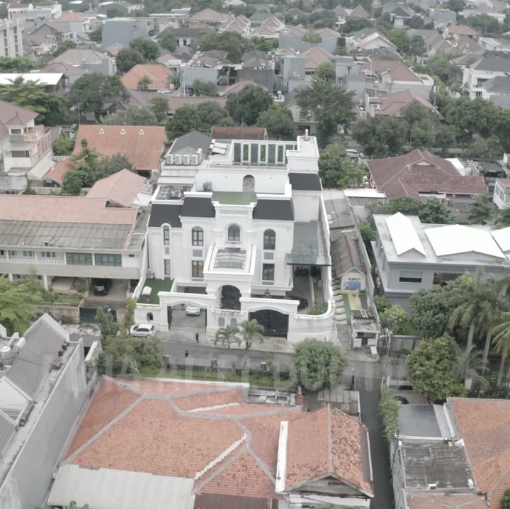 <p>Penyanyi cantik Sarwendah memiliki rumah baru yang mewah di kawasan Pejaten, Bunda. Rumah ini dibuat dengan gaya modern klasik. (Foto: YouTube MAIA ALELDUL TV)</p>
