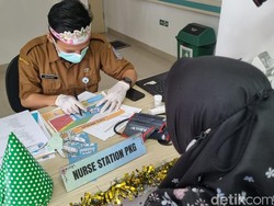 Warga Susah Daftar Aplikasi Cek Kesehatan Gratis, Dilayani Daftar Manual