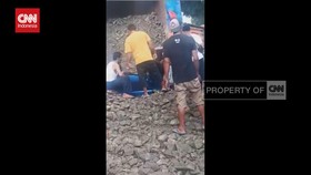 VIDEO:  4 Tewas Saat Truk Bawa Batu Terguling Timpa Minibus