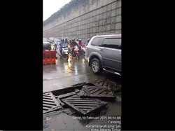 Tutup Gorong-gorong Lepas di Underpass Halim Baru, Lalin Terganggu
