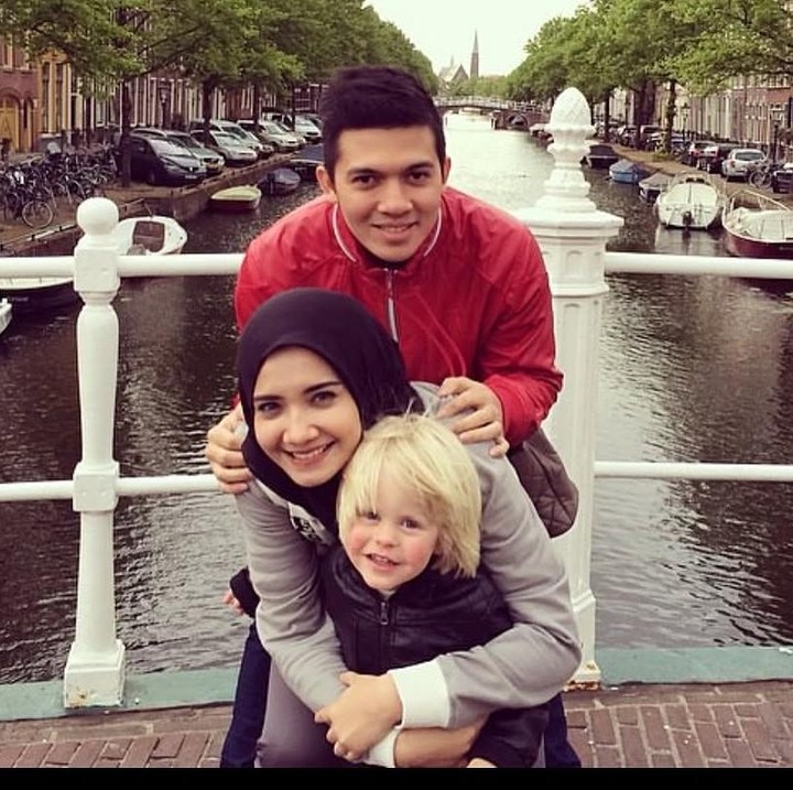 <p>Zaskia juga sempat mengunggah foto-foto kenangan saat ia dan suami bermain dengan keponakan bulenya. Kala itu, sang keponakan masih terlihat sangat kecil. (Foto: Instagram @zaskiasungkar15)</p>