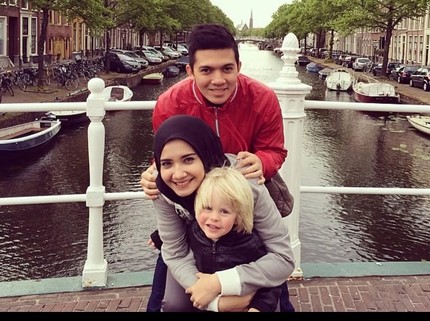5 Potret Momen Manis Zaskia Sungkar Bareng Keponakan Bule di Belanda