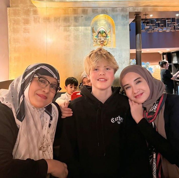 <p>Dalam potret kebersamaan ini, Zaskia tak sendiri. Selain bersama sang suami dan putranya, Zaskia membawa serta sang Bunda Fanny Bauty saat temu kangen dengan keluarga di Amsterdam. (Foto: Instagram @zaskiasungkar15)</p>