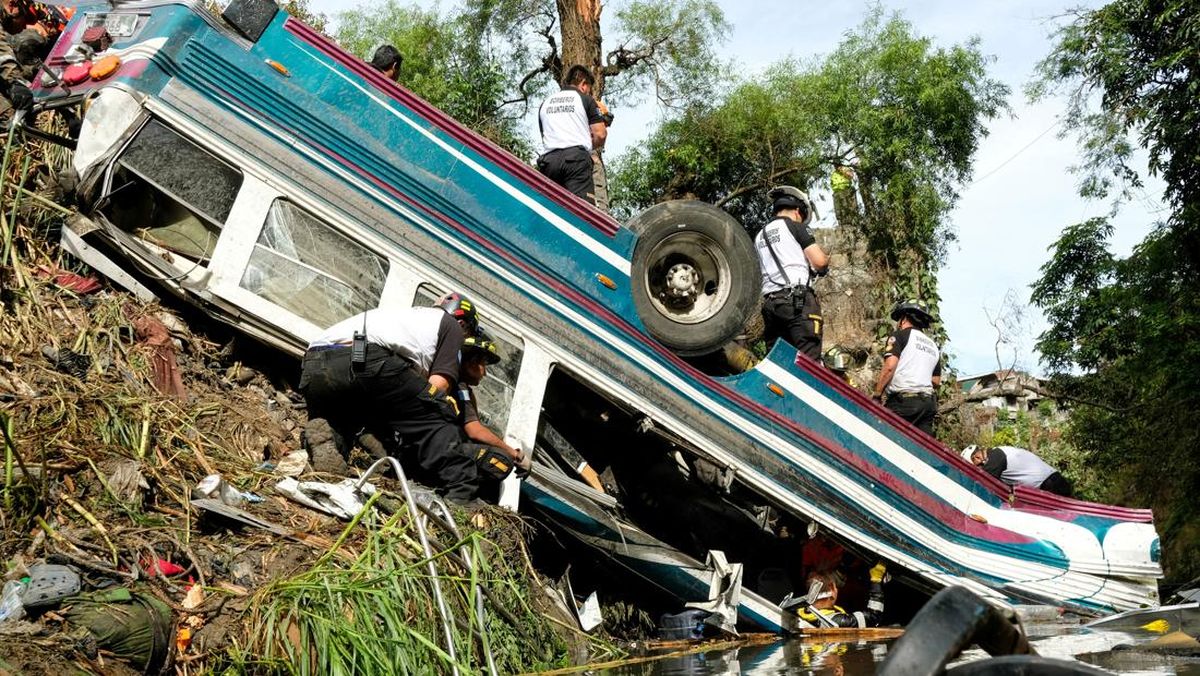 FOTO: 50 Orang Tewas Usai Bus Terjun dari Jembatan di Guatemala