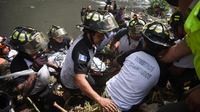 FOTO: 50 Orang Tewas Usai Bus Terjun dari Jembatan di Guatemala