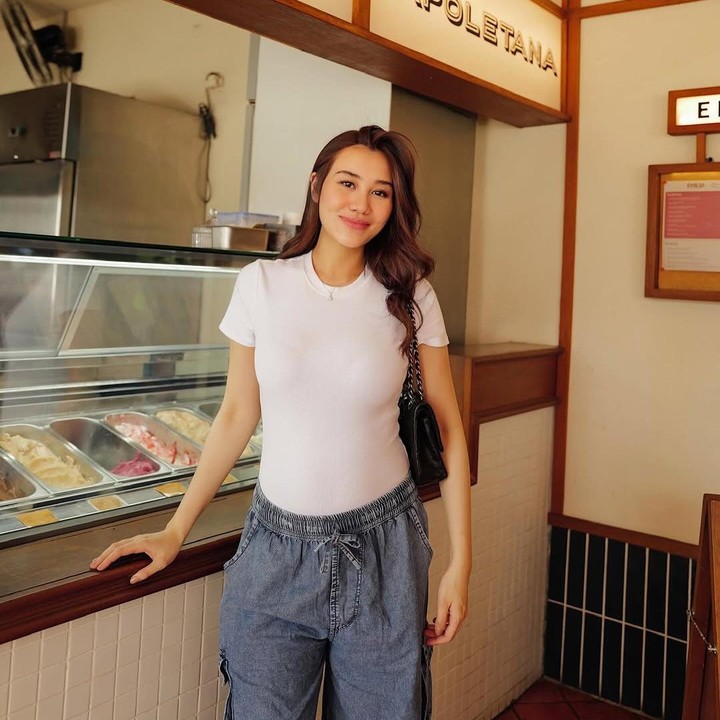 <p>Sejak mengumumkan kehamilannya ke publik, Aaliyah Massaid mulai sering memamerkan <em>baby bump</em>-nya. Perempuan 22 tahun ini tetap tampil modis saat hamil, dengan memadumadankan warna dan model pakaian. (Foto: Instagram @aaliyah.massaid)</p>