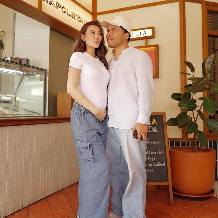 <p>Dalam foto ini, Aaliyah dan sang suami tampaknya sedang quality time berdua. Pasangan yang menikah pada Juli 2024 ini terlihat sedang menghabiskan hari libur weekend dengan jalan-jalan keluar rumah. (Foto: Instagram @aaliyah.massaid)</p>