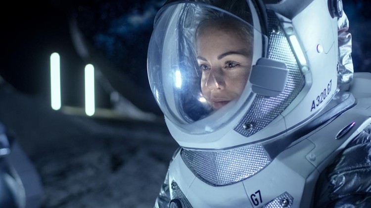 astronaut perempuan Female Astronaut Wearing Space Suit Works on a Laptop, Exploring Newly Discovered Planet, Communicating with the Earth. In the Background Her Crew Member and Living Habitat. Extraterrestrial Colonization Concept.