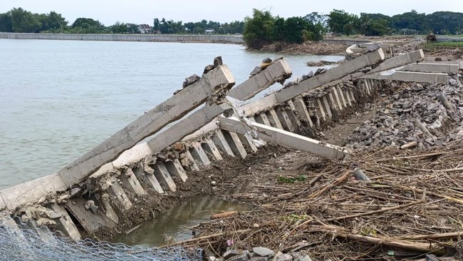 Ditreskrimsus Polda Jawa Timur mengecek letak proyek tebing sungai di Bojonegoro nan ambrol. Sejauh ini sudah periksa 5 orang.