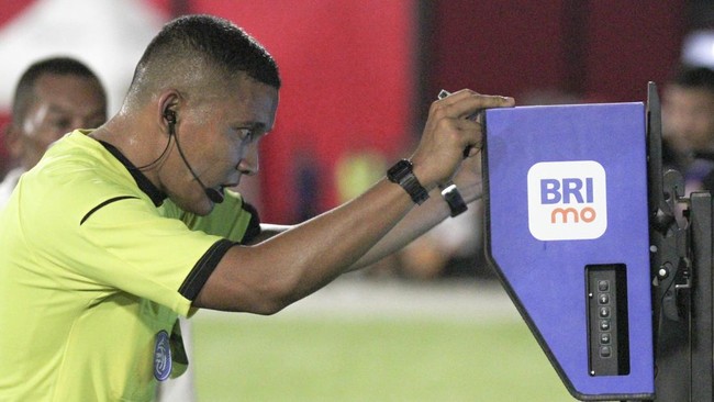 11 Persen Keputusan Wasit Liga 1 Kurang Tepat Komite Wasit PSSI membeberkan sebanyak 11 persen keputusan Liga 1 2024/2025, dari pekan pertama hingga ke-30 kurang akurat.