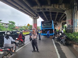 Bus TransJakarta Mogok di Jalan DI Panjaitan Jaktim, Lalin Tersendat