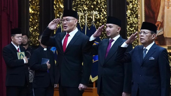 Selebritas Deddy Corbuzier dilantik menjadi Staf Khusus Menteri Pertahanan Bidang Komunikasi Sosial dan Publik. Ia dilantik bersama beberapa orang lainnya.