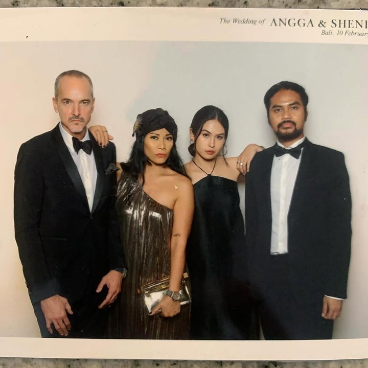 <p>Anggun C Sasmi juga menghadiri pernikahan Angga dan Shenina bersama sang suami, Christian Kretschmar. Ia tampil cantik dengan dress hitam berkilau dan <em>head piece</em> hitam. (Foto: Instagram: @wregas_bhanuteja)</p>