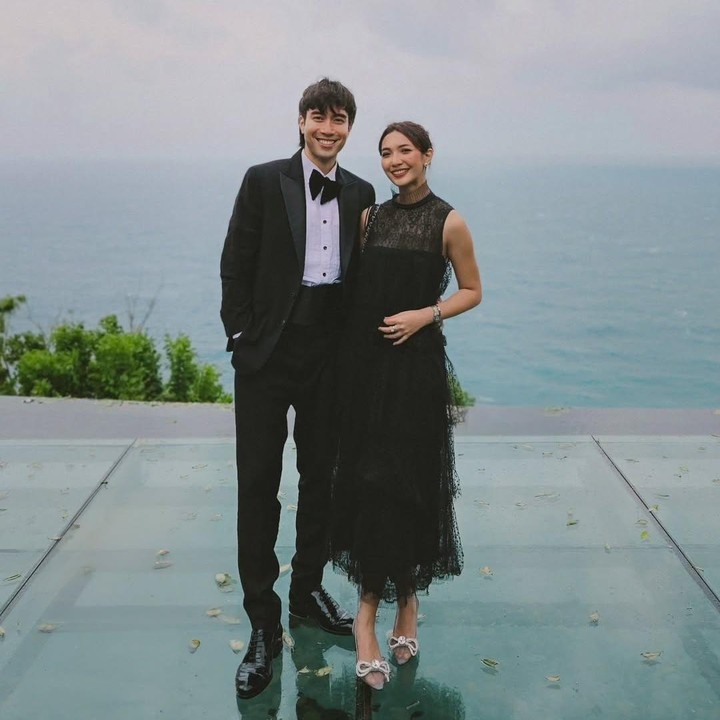 <p>Vidi Aldiano dan sang istri, Sheila Dara menghadiri pernikahan Angga Yunanda dan Shenina Cinnamon dengan kompak mengenakan setelan serba hitam, Bunda. Keduanya pun berpose romantis dengan latar belakang lautan. (Foto: Instagram: @vidialdiano)</p>