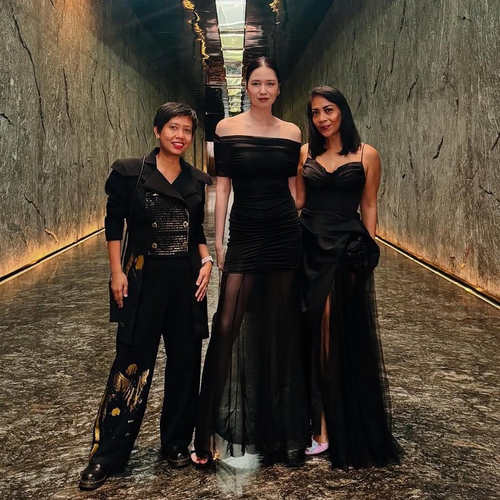 <p>Artis cantik Laura Basuki pun menghadiri pernikahan Angga Yunanda dan Shenina bersama teman-temannya. Dalam sebuah unggahan, Laura tampil menawan dengan <em>dress off shoulder</em> hitam dan tas jinjing warna senada. (Foto: Instagram: @naziracnoer)</p>
