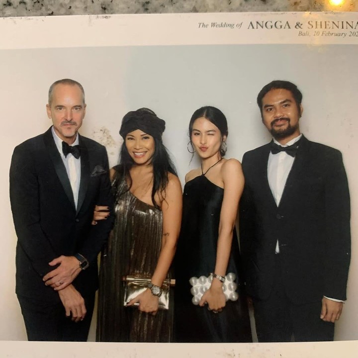 <p>Bersama dengan Anggun, terlihat pula Maudy Ayunda di sampingnya untuk melakukan <em>fotobox</em> bersama. Maudy tampil cantik dengan dress hitam dan rambut yang disanggul. (Foto: Instagram: @wregas_bhanuteja)</p>