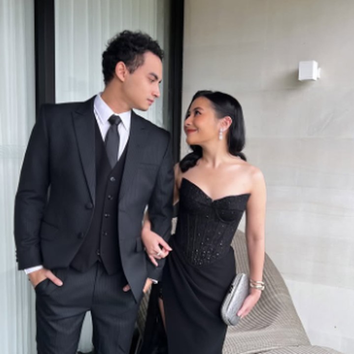 <p>Prilly Latuconsina juga hadir ke pernikahan Angga dengan mengenakan <em>dress</em> hitam tanpa lengan. Ia turut mengajak sang kekasih, Omara Esteghlal. "Kondangan lagi! @omara.esteghlal," tulis Prilly. (Foto: Instagram: @prillylatuconsina96)</p>