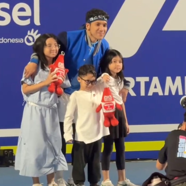 <p>Presenter Deddy Mahendra Desta atau akrab disapa Desta belum lama ini ikut kompetisi olahraga tenis yang diselenggarakan di Tennis Indoor Senayan, Jakarta. Selama pertandingan, Desta mendapatkan dukungan dari ketiga anaknya, Megumi, Miskha, dan Miguel. [Foto: Instagram @desta80s]</p>