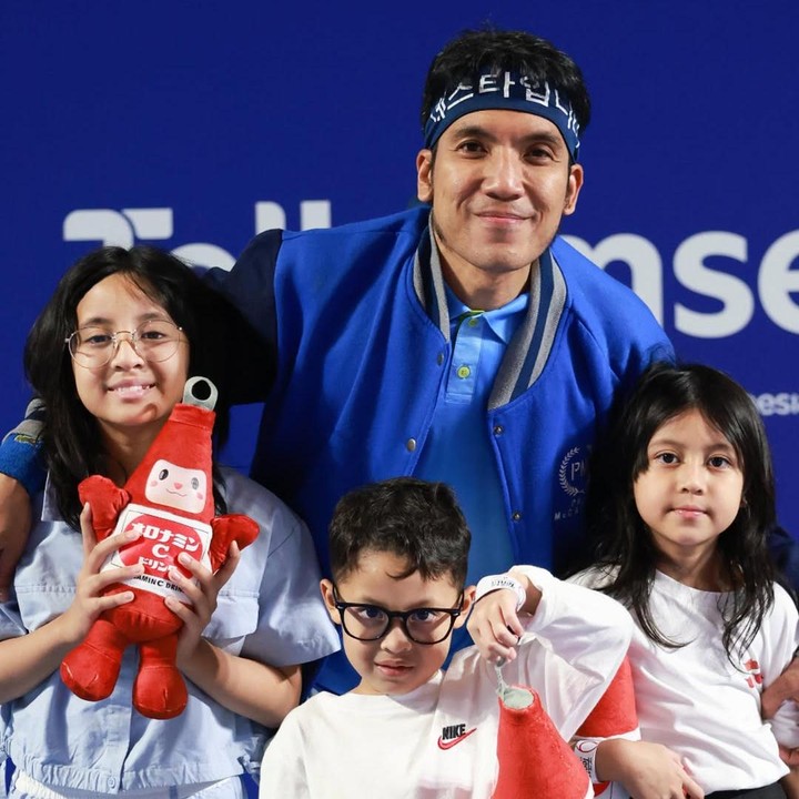 <p>Bukan kali ini saja Megumi, Miskha, dan Miguel datang mendukung ayahnya bertanding tenis. Beberapa waktu lalu, ketiganya juga sempat memberikan semangat ke Desta yang bertanding olahraga. [Foto: Instagram @desta80s]</p>