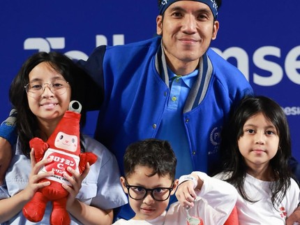 5 Potret Desta Tanding Tenis Disemangati Anak-anaknya