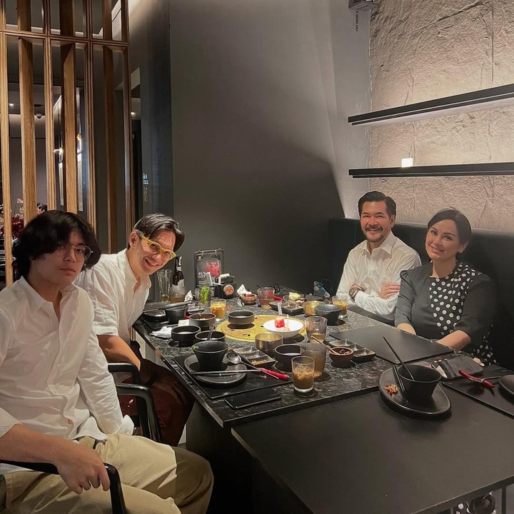 <p>Selesai yudisium, Ferry mendapat traktiran dari sang putra, Brandon Salim. "Sehabis acara Yudisium saya ditraktir @brandonsalim makan malam sebagai bentuk kebanggaannya!" pungkasnya. (Foto: Instagram@ferrysal1m)</p>