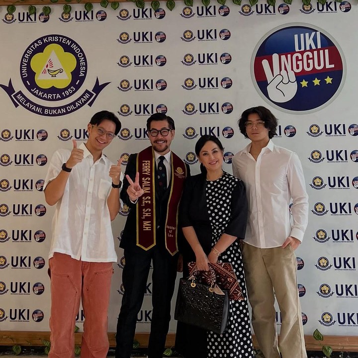 <p>Pria 58 tahun ini pun tak lupa mengucapkan terima kasih untuk keluarganya yang selalu memberikan dukungan. "Cukup berat membagi waktu antara kuliah dengan padatnya pekerjaan bahkan banyak waktu untuk keluarga yang saya korbankan untuk kegiatan kuliah. Terima kasih buat istri dan anak-anak saya yang sangat mendukung, <em>you guys are fantastic</em>," ujar Ferry. (Foto: Instagram@ferrysal1m)</p>