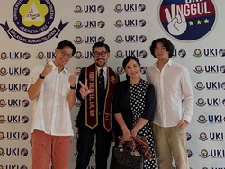 Ferry Salim Yudisium Magister Hukum pada Usia 58 Tahun