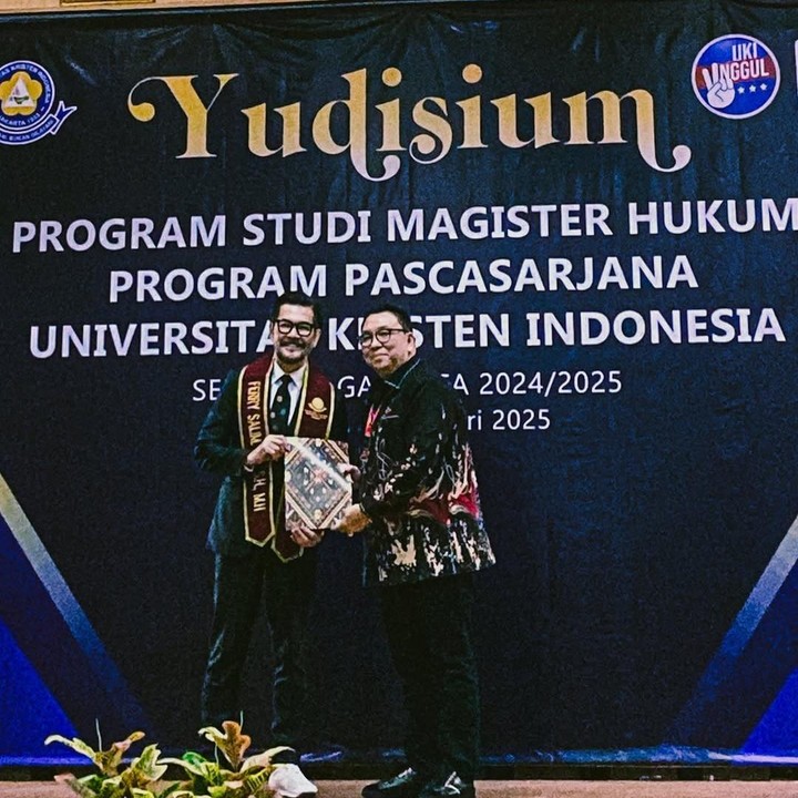 <p>Pada <em>postingan</em> itu, Ferry menceritakan pengalamannya menjalani program studi Magister Hukum di Universitas Kristen Indonesia. "Saya bukan datang dari keluarga akademis. Tidak pernah terpikirkan kalau suatu hari akan kuliah lagi di usia yang sudah tidak muda," ujar Ferry, dikutip dari laman Instagram @ferrysal1m, Selasa (11/2/2025). (Foto: Instagram@ferrysal1m)</p>