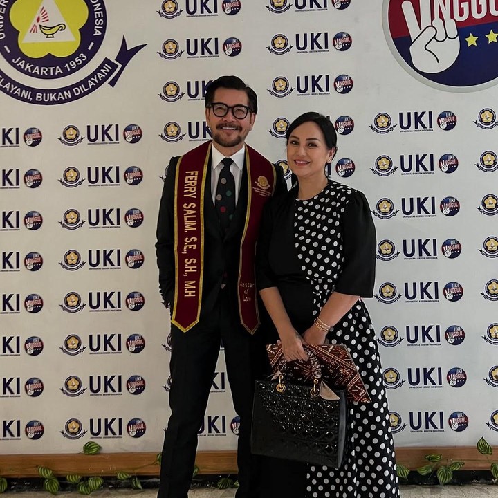 <p>Kabar bahagai datang dari Ferry Salim yang baru saja menyelesaikan pendidikan Magister atau S2. Momen itu dibagikan langsung oleh sang aktor melalui beberapa foto dan video di akun Instagram pribadinya. (Foto: Instagram@ferrysal1m)</p>