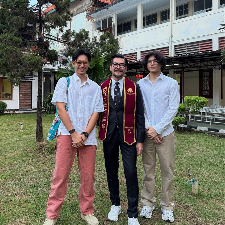 <p>Meski tidak mudah, Ferry Salim mengatakan perjalanannya ini dapat menginspirasi banyak orang. "Menjadi mahasiswa di antara anak-anak muda adalah tantnagan tersendiri. Bagi saya, ini adalah sebuah pencapaian sekaligus mampu memberikan inspirasi bagi banyak orang juga anak-anak saya bahwa usia tidak membatasi orang untuk belajar," ungkapnya. (Foto: Instagram@ferrysal1m)</p>