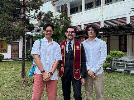 5 Potret Momen Ferry Salim Usai Yudisium Magister Hukum, Ditraktir Makan Sang Putra