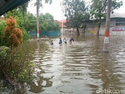 Sekolah Kebanjiran, Siswa di Mataram Belajar dari Rumah