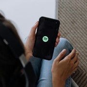 Ramai Musisi Boikot dan Tarik Lagu dari Spotify, Ini Alasannya