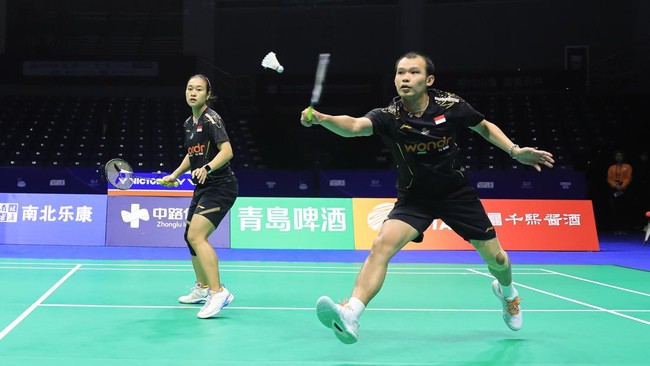 Malaysia Kalah, Indonesia Lolos Perempat Final BAMTC 2025 Tim badminton Indonesia resmi lolos ke babak perempat final Kejuaraan Beregu Campuran Asia atau BAMTC 2025 setelah Malaysia kalah 2-3 dari Hong Kong.