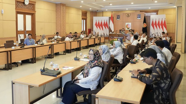 Salah satu strategi pemerintah adalah kebijakan hilirisasi yang meningkatkan nilai tambah komoditas, mendorong ekonomi digital, dan mendukung sektor pariwisata.