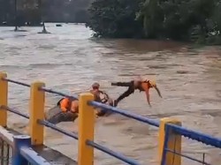 Perahu Basarnas di Maros Terbalik-Terseret Banjir Saat Hendak Evakuasi Warga