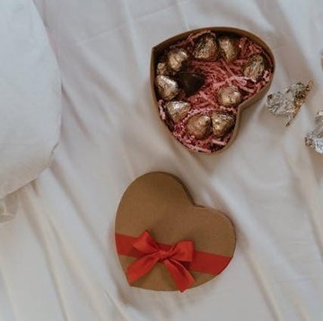 Mengapa Cokelat Identik Jadi Hadiah Hari Valentine? Begini Asal Mulanya!