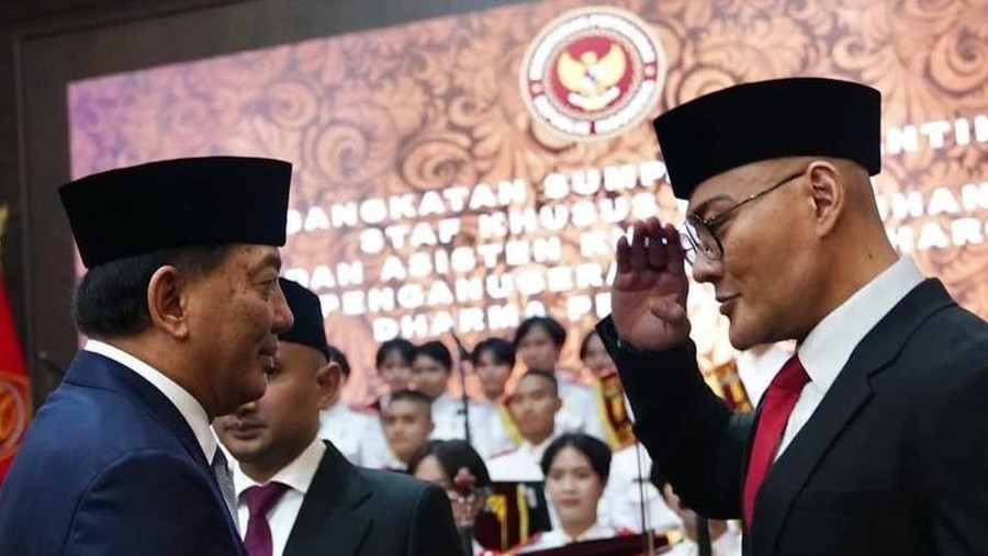 Menhan Sjafrie Sjamsoeddin (kiri) usai melantik Deddy Corbuzier. (ANTARA/HO-Tangkapan layar akun instagram @dc.kemhan)