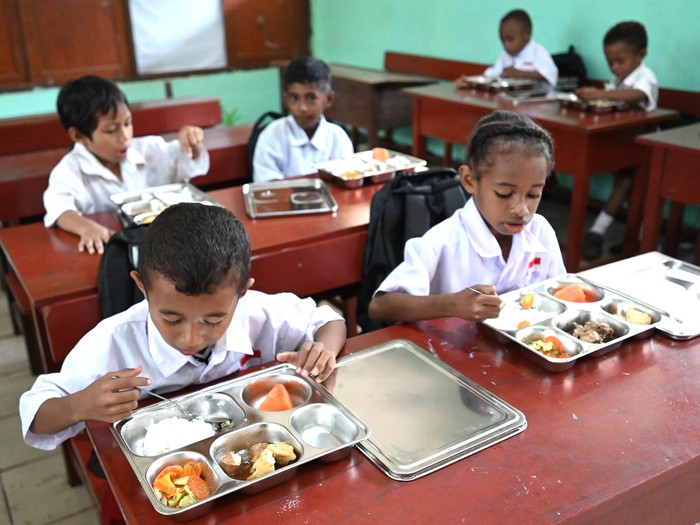 Pelaksanaan Program Makan Bergizi Gratis (MBG) kini telah merambah hingga Sorong, Papua Barat Daya. Sayur kangkung jadi menu favorit. Foto: Dok. Biro Pers Istana.