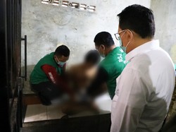 Momen Pj Gubernur Bebaskan 5 ODGJ yang Dipasung di Nganjuk
