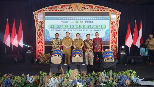 Kali ini, Kampung Madani PNM diresmikan di Desa Tanjung Bunut, Kabupaten Muara Enim, dengan fokus pada klasterisasi pengolahan serat daun nanas.