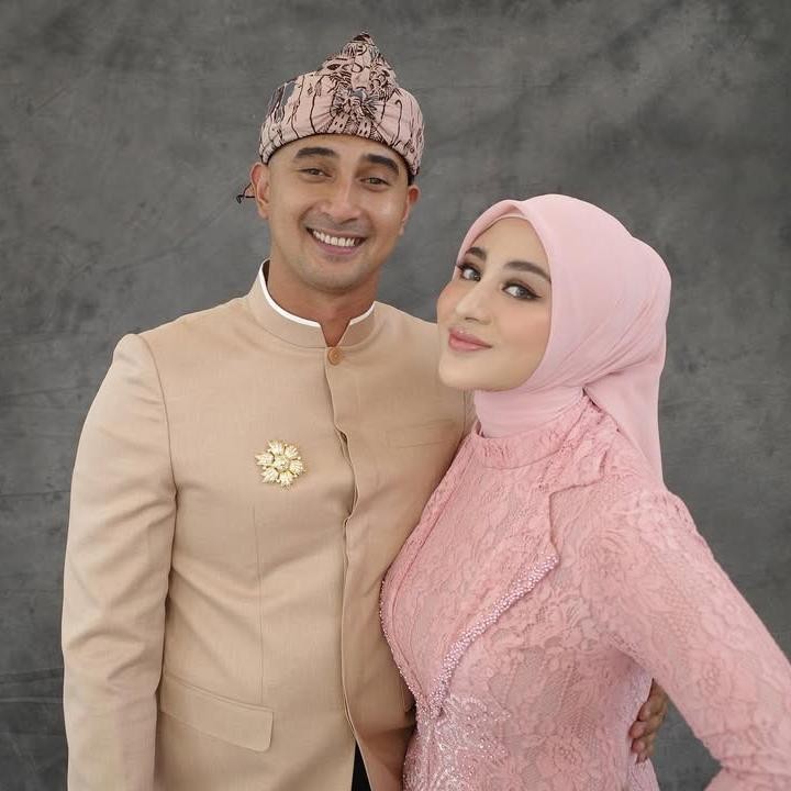 <p>Beberapa waktu lalu, Ali dan Margin baru saja merayakan ulang tahun pernikahannya yang keempat. Selama empat tahun membangun rumah tangga, keduanya selalu tampil kompak dan jauh dari gosip miring. (Foto: Instagram: @marginw)</p>