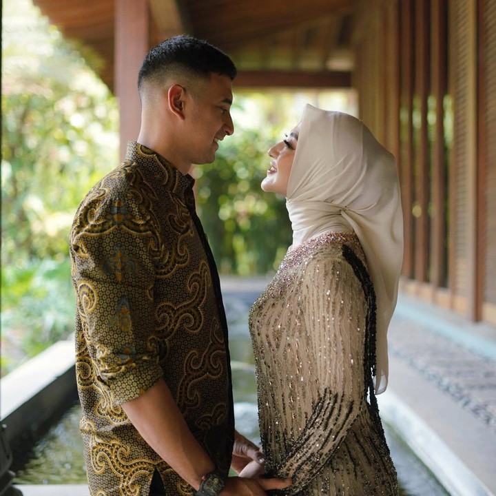 <p>"<em>MasyaAllah</em>, <em>sakinah, mawadah, warrohman, aminnn</em>," tutur seorang netizen. "Sungguh pasangan yang sangat serasi, semoga langgeng sampai Jannah," doa netizen lainnya. (Foto: Instagram: @marginw)</p>