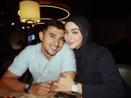 7 Potret Romantis Ali Syakieb dan Sang Istri Margin W, Jauh dari Gosip Miring