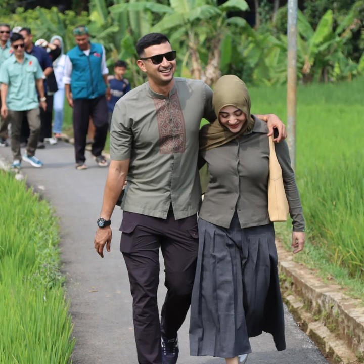 <p>"Mungkin miliaran wanita akan luluh pada masa jayamu. Tapi ingat, cuma ada dua wanita di masa sulitmu yaitu seorang Ibu dan wanita yang memahami masa sulitmu adalah istrimu," ungkap Ali seraya menyisipkan emotikon hati. (Foto: Instagram: @alisyakieb)</p>