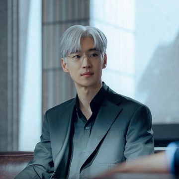 Jadi Pakar Negosiator, Simak Potret Menawan Lee Je Hoon dengan Rambut Silver di 'The Art of Negotiation'